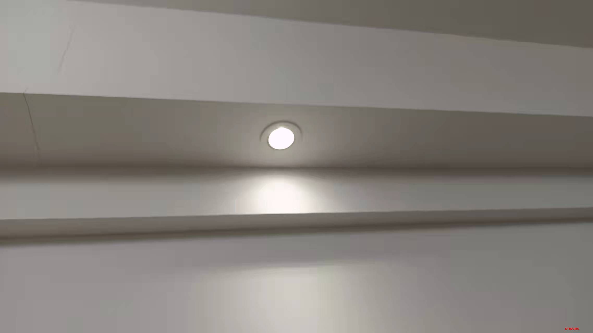 双眼皮吊顶容易开裂吗？双眼皮吊顶刮腻子很麻烦吗？